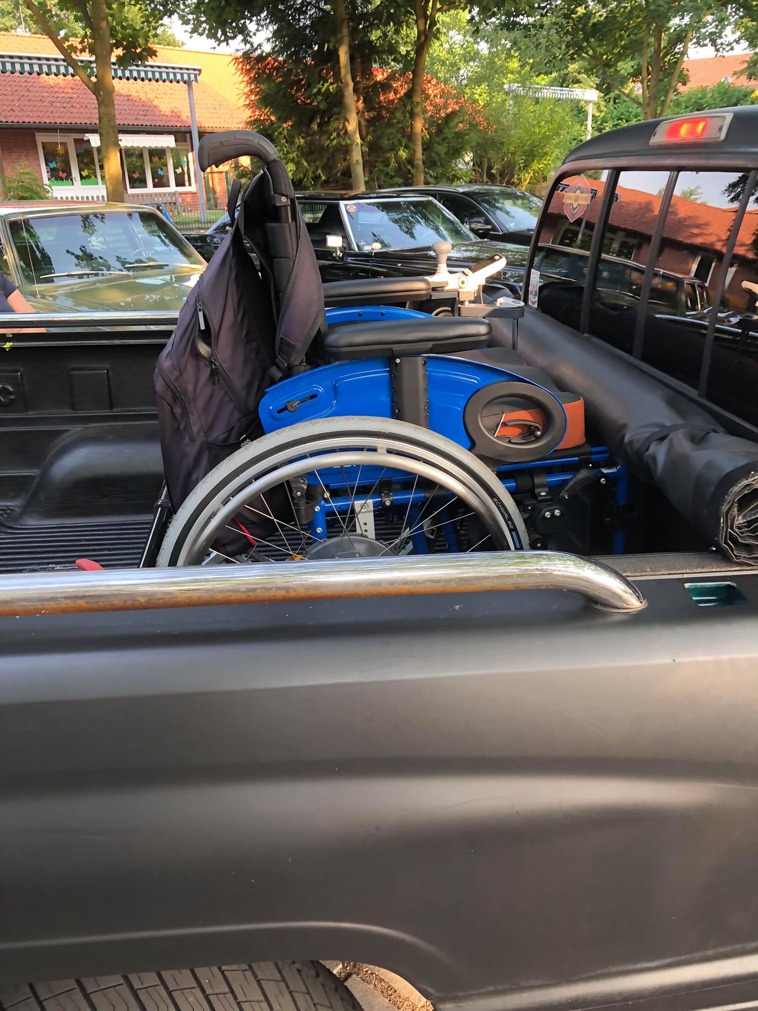 Auch der Rollstuhl des älteren Herrn wurde standesgemäß transportiert